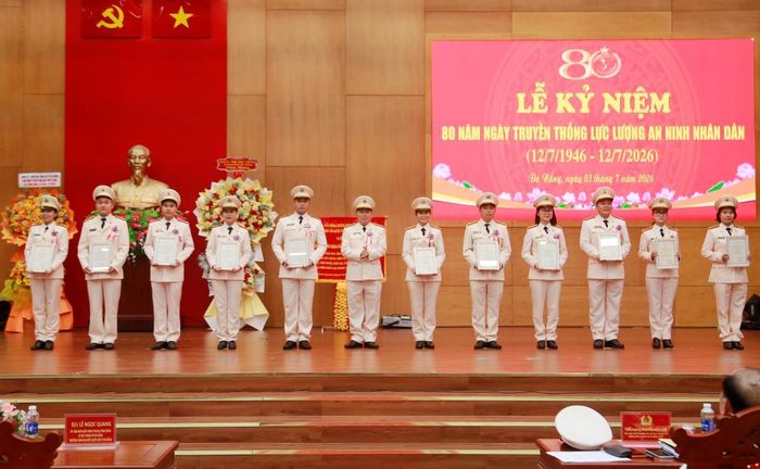 Đại tá Nguyễn Văn Tăng - Phó Giám đốc Công an TP Đà Nẵng trao giải thưởng và Giấy chứng nhận cho các tập thể, cá nhân có thành tích xuất sắc trong cuộc thi “Tìm hiểu truyền thống 80 năm xây dựng, chiến đấu và trưởng thành của lực lượng An ninh nhân dân”
