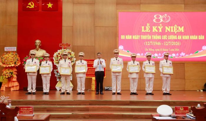 Phó Chủ tịch Thường trực UBND TP Đà Nẵng Hồ Kỳ Minh trao tặng Bằng khen cho các đơn vị nghiệp vụ thuộc lực lượng An ninh nhân dân Công an TP Đà Nẵng