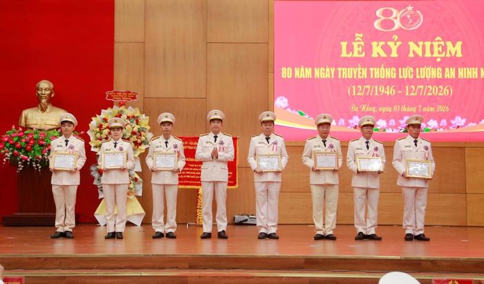 Đại tá Nguyễn Đại Đồng - Phó Giám đốc Công an TP Đà Nẵng trao tặng Giấy khen cho các cá nhân có thành tích xuất sắc