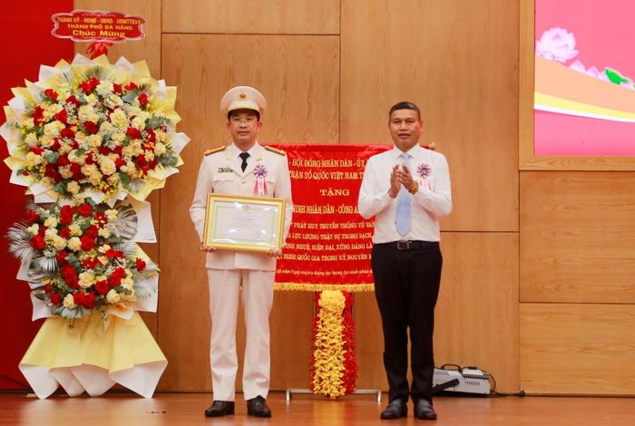 Phó Chủ tịch Thường trực UBND TP Đà Nẵng Hồ Kỳ Minh trao Bằng khen cho Đại tá Nguyễn Đại Đồng.