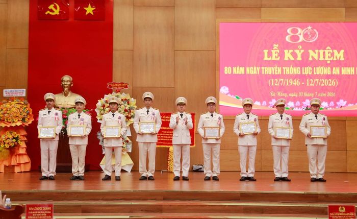 Thiếu tướng Nguyễn Hữu Hợp trao Giấy khen cho các tập thể có thành tích xuất sắc của lực lượng An ninh Công an TP Đà Nẵng.