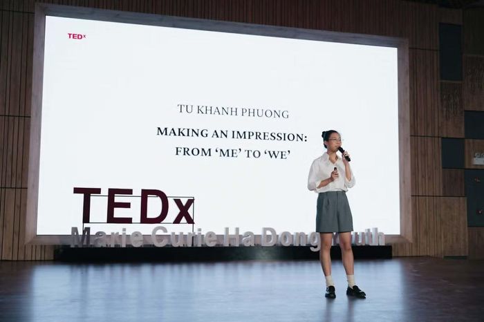 Khánh Phương chia sẻ góc nhìn của mình trên sân khấu TEDx, với đầu đề “Từ Tôi đến Chúng ta”.