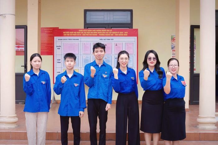 Thúy Trang cùng đoàn viên, thanh niên tham gia hỗ trợ công tác bầu cử Đại biểu Quốc hội khóa VI và Đại biểu HĐND các cấp, nhiệm kỳ 2026 - 2031, tại Nhà Văn hóa khu phố.