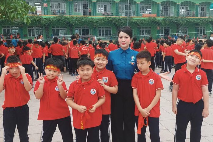 Thúy Trang cùng học sinh tham gia Ngày hội "Thiếu nhi vui khỏe - Tiến bước lên Đoàn" tại đơn vị thực tập, Trường Tiểu học Mạo Khê.