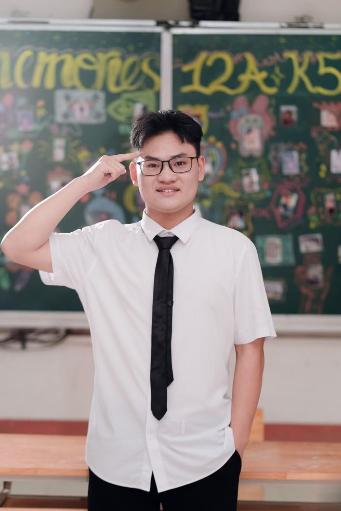 Không chỉ có thành tích 'khủng', cậu học trò lớp 12A còn được thầy giáo chủ nhiệm đánh giá cao bởi tư duy thông minh và tinh thần cầu thị.
