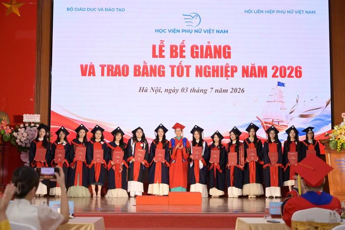 Ủy viên Trung ương Đảng, Chủ tịch Hội Liên hiệp Phụ nữ Việt Nam Lê Thị Thủy (giữa) trao bằng tốt nghiệp cho các cử nhân đạt loại giỏi.