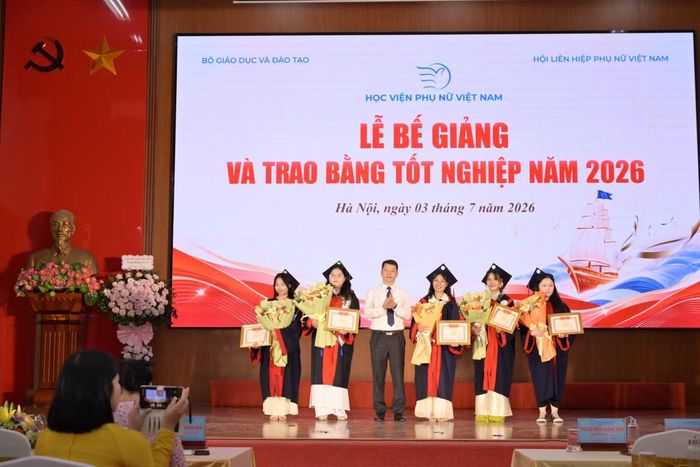 PGS.TS Trần Quang Tiến, Giám đốc Học viện Phụ nữ Việt Nam trao giấy khen cho sinh viên tốt nghiệp thủ khoa các ngành.
