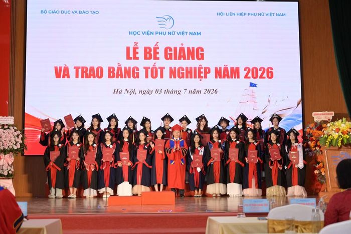 PGS.TS Trần Quang Tiến, Giám đốc Học viện Phụ nữ Việt Nam trao bằng tốt nghiệp cho các cử nhân đạt loại giỏi.