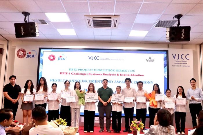 TS. Hoàng Anh Duy, ông Trần Huy Chung và ông Lê Kim Hà trao giải ba cho nhóm A với nền tảng số hóa thu gom và truy xuất dầu ăn đã qua sử dụng cho Refeed và nhóm B với hệ sinh thái thư viện thông minh cho Thư viện Quốc gia Việt Nam