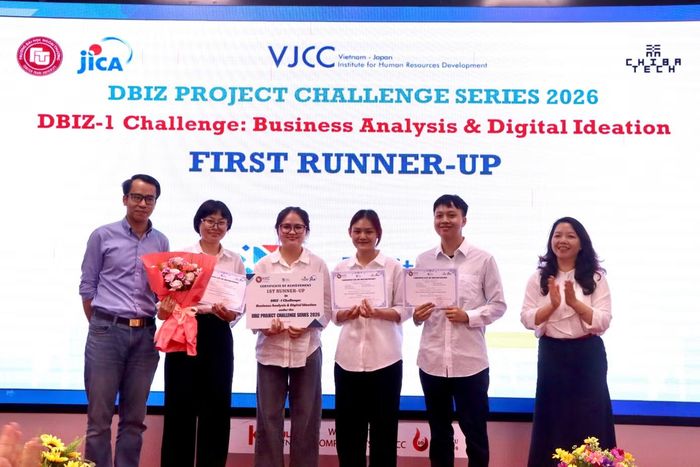 ThS. Trần Thị Kiều Minh và ông Nguyễn Xuân Tiến trao giải nhì cho nhóm G với nền tảng dữ liệu carbon hỗ trợ truy xuất phát thải theo lô hàng cho Hòa Phát Dung Quất