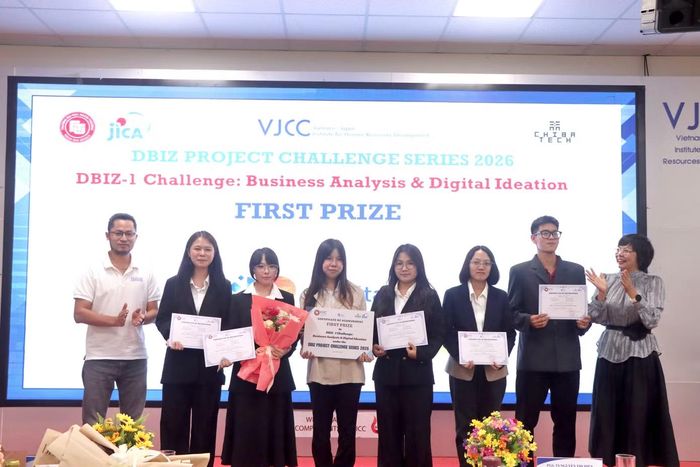 PGS.TS. Nguyễn Thị Hiền và ông Hán Văn Thắng trao giải nhất cho nhóm Quán quân với giải pháp module cảnh báo và phản ánh đô thị tích hợp vào app iHanoi