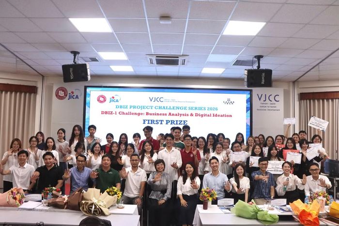 Toàn thể các thầy cô và sinh viên chụp ảnh kỷ niệm Cuộc thi Dự án kinh doanh số (DBIZ1 Competition) năm 2024.