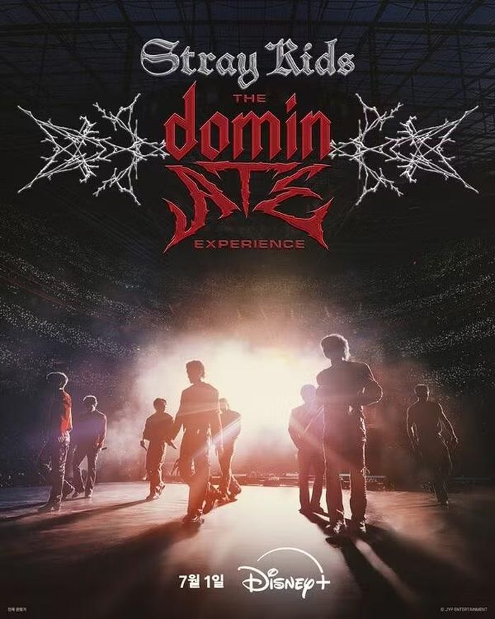 Stray Kids chính thức lên sóng Disney+, phim tài liệu về chuyến lưu diễn vòng quanh thế giới "Dominate" cuối cùng cũng được hé lộ. Một huyền thoại phòng vé tại 61 khu vực trên toàn thế giới, sau thành công vang dội tại rạp chiếu phim, giờ đây họ đang chuẩn bị tấn công vào nền tảng xem phim tại gia OTT. Màn trình diễn trực tiếp gây chấn động toàn cầu của Stray Kids, được Billboard vinh danh là "Nghệ sĩ hàng đầu thế giới", và câu chuyện thực sự đằng sau sân khấu hào nhoáng. Bộ phim tài liệu về buổi biểu diễn trực tiếp đầu tiên của Stray Kids, tác phẩm đã viết nên một chương mới trong lịch sử phim tài liệu K-POP thành công khi đứng đầu bảng xếp hạng doanh thu phòng vé tại 61 khu vực trên toàn thế giới và đạt kỷ lục doanh thu cuối tuần mở màn 19,1 triệu đô la Mỹ (khoảng 29,3 tỷ won), cuối cùng cũng sẽ ra mắt trên Disney+. Tác phẩm này ghi lại một cách chân thực năng lượng bùng nổ của chuyến lưu diễn vòng quanh thế giới "Dominate", diễn ra tại 35 khu vực với tổng cộng 56 buổi diễn từ tháng 8/2024 đến tháng 10/2025. Đặc biệt, những màn trình diễn lịch sử đánh dấu lần đầu tiên một nhóm nhạc K-POP thế hệ thứ tư ra mắt solo tại sân vận động SoFi ở Los Angeles được tái hiện sống động. Trên hết, đằng sau những màn trình diễn sân khấu rực rỡ, bộ phim tài liệu để lại ấn tượng sâu sắc bằng cách ghi lại những giọt mồ hôi và những suy nghĩ chân thật của các thành viên khi họ theo đuổi sự hoàn hảo giữa lịch trình lưu diễn bận rộn. Đặc biệt, mối liên kết bền chặt giữa tám thành viên mang đến trải nghiệm vô cùng xúc động cho người xem. Từ động lực thúc đẩy họ không ngừng tiến về phía trước cho đến sự chân thành tuyệt đối dành cho người hâm mộ "STAY", những người luôn sát cánh trong mọi hành trình rực rỡ của họ, bạn có thể chứng kiến những khoảnh khắc tuyệt vời và cảm động nhất mà Stray Kids đã tạo ra trên Disney+.