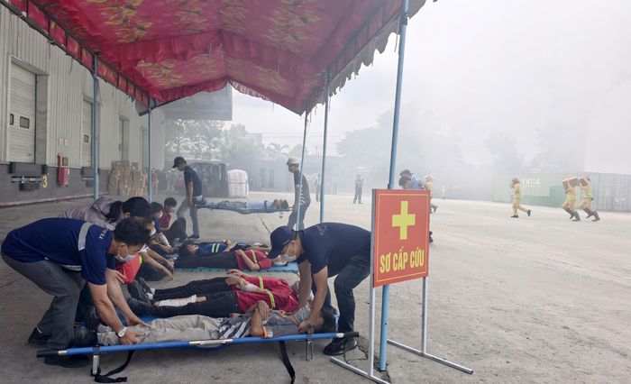 Lực lượng y tế sơ cấp cứu cho các nạn nhân