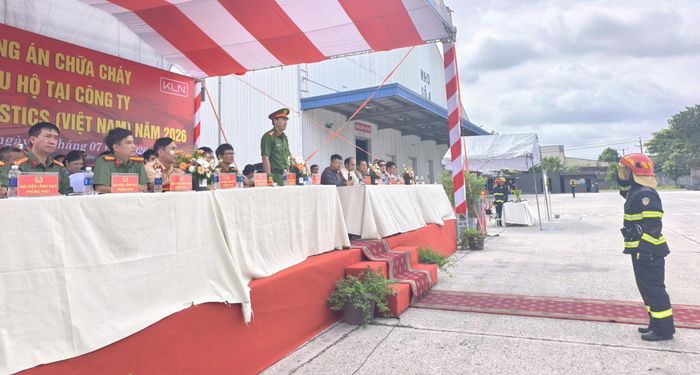 Quang cảnh buổi diễn tập phương án chữa cháy và cứu nạn, cứu hộ tại Công ty TNHH KLN Integrated Logistics (Việt Nam)