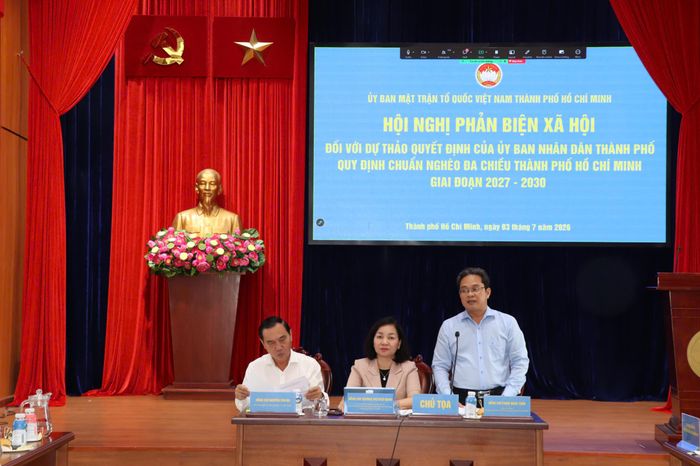  Các đồng chí chủ trì hội nghị. Ảnh: ANH HOÀNG 