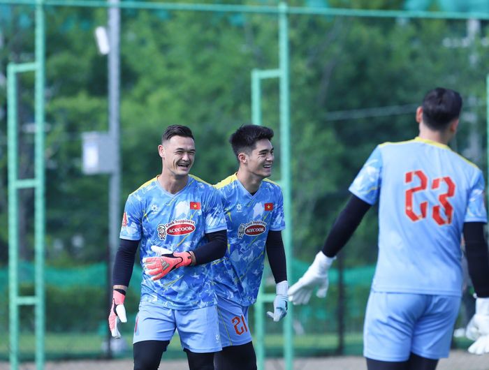  Đợt tập trung lần này đội tuyển có 3 thủ môn là Văn Lâm, Lê Giang Patrick và Trung Kiên. 