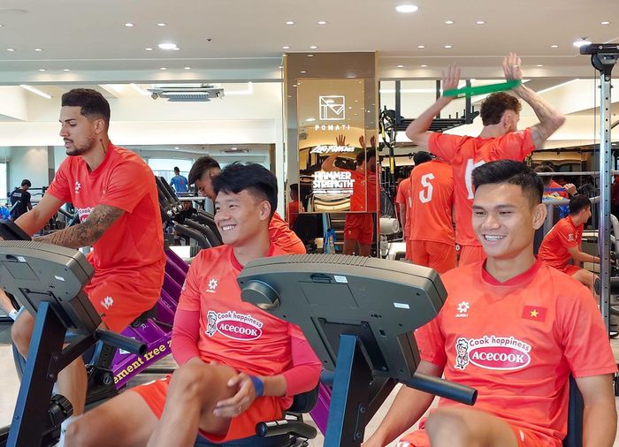  Trước đó vào sáng 3-7, cả đội đã tiến hành buổi tập ở phòng Gym 