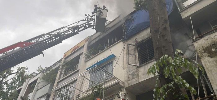  Lực lượng chức năng tiếp cận hiện trường vụ cháy. Ảnh: NAM HIẾU 