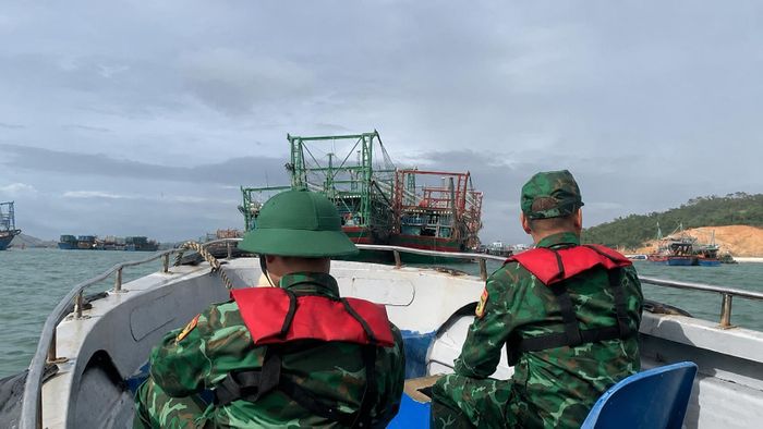  Bộ đội biên phòng ở tỉnh Quảng Ninh triển khai cứu hộ tàu cá bị nạn sáng 3-7 và hướng dẫn tàu về tránh bão. Ảnh: BIÊN PHÒNG QUẢNG NINH 