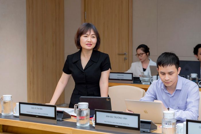 Bà Vũ Thị Mai - Trưởng Ban Tổ chức nhân lực Tập đoàn Viettel phát biểu tại chương trình khởi động Viettel AI Race 2026, ngày 2-7. Ảnh: ĐỨC THỌ