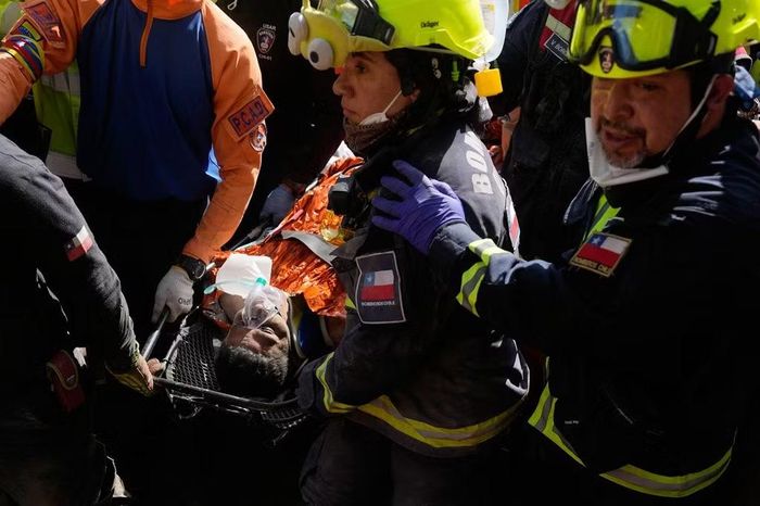 Các nhân viên cứu hộ Chile đưa Hernán Alberto Gil Flores ra ngoài hôm 2/7/2026 sau khi ông mắc kẹt 8 ngày sau khi bị mắc kẹt bởi hai trận động đất liên tiếp xảy ra ở Catia La Mar, Venezuela. Ảnh: AP/Fernando Vergara.