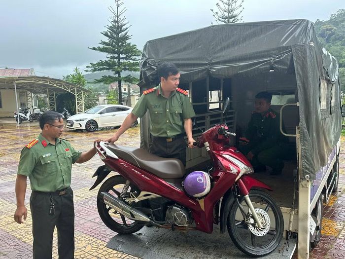 Công an xã hỗ trợ đưa người, phương tiện, tài sản của ông Toán về Lâm Đồng.