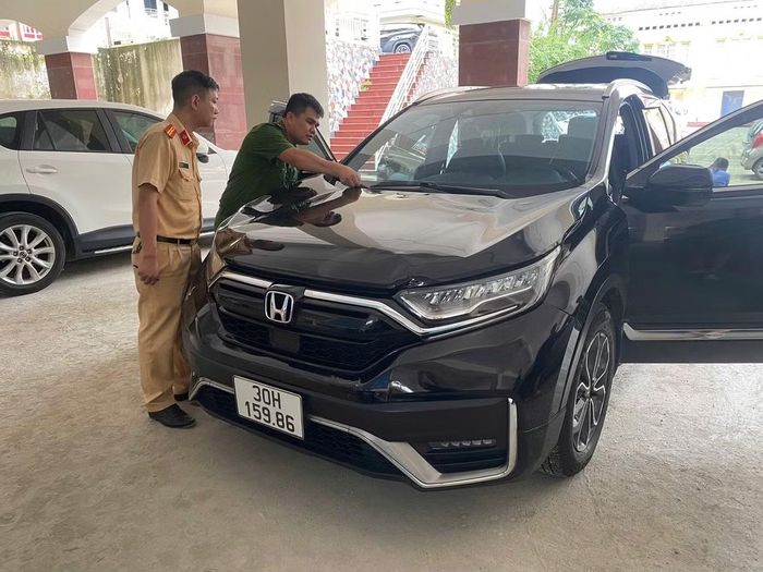 Lực lượng Công an khám nghiệm phương tiện gây tai nạn.