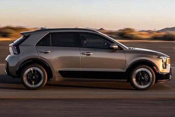 Kia cho biết Niro 2027 sở hữu diện mạo "tự tin và hiện đại hơn". Điểm thay đổi dễ nhận thấy nhất nằm ở phần đầu xe với thiết kế mới cùng cụm đèn pha cao cấp hơn, lấy cảm hứng từ bản đồ sao. Xe cũng được trang bị cản trước và lưới tản nhiệt thiết kế lại.
