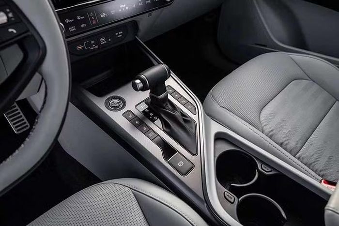 Cấu hình này cho phép xe tăng tốc từ 0-100 km/h trong 10,7 giây trước khi đạt tốc độ tối đa 175 km/h. Kia hiện chưa công bố mức tiêu thụ nhiên liệu của xe nhưng dự kiến sẽ tương đương phiên bản cũ với mức 4,43 lít/100 km trên đường hỗn hợp. Trong khi đó, phiên bản thuần điện của mẫu xe này không còn được bán kèm thế hệ mới.