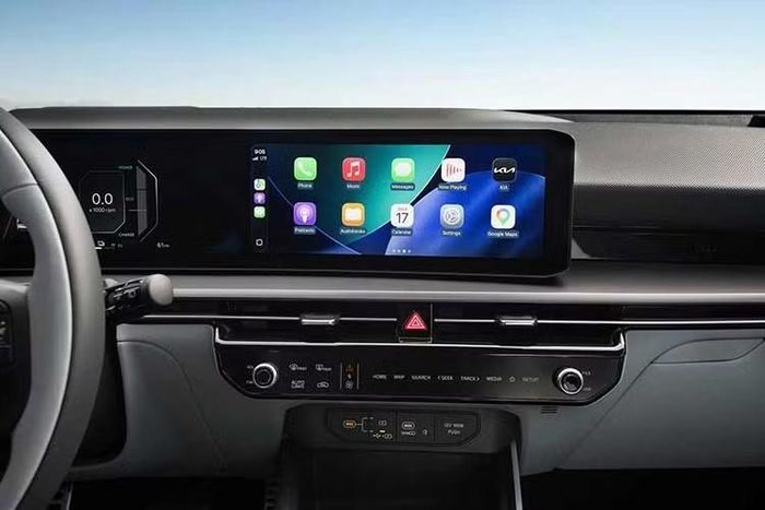 Trong khi đó, các phiên bản tiêu chuẩn sử dụng bảng đồng hồ nhỏ hơn với giao diện đơn giản hơn. Những mẫu xe được trang bị hệ thống Kia Connected Car Navigation Cockpit còn có thêm các phím điều khiển nhanh và khả năng cập nhật phần mềm qua mạng (OTA).