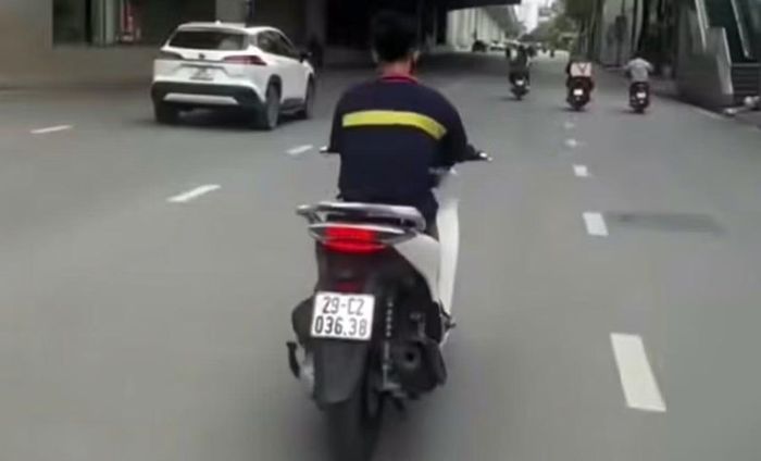Nam thanh niên điều khiển xe máy SH chạy trên đường Cầu Diễn đủ "combo" vi phạm TTATGT.