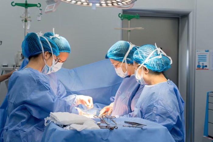Ê-kíp phẫu thuật cho bệnh nhân - Ảnh BVCC