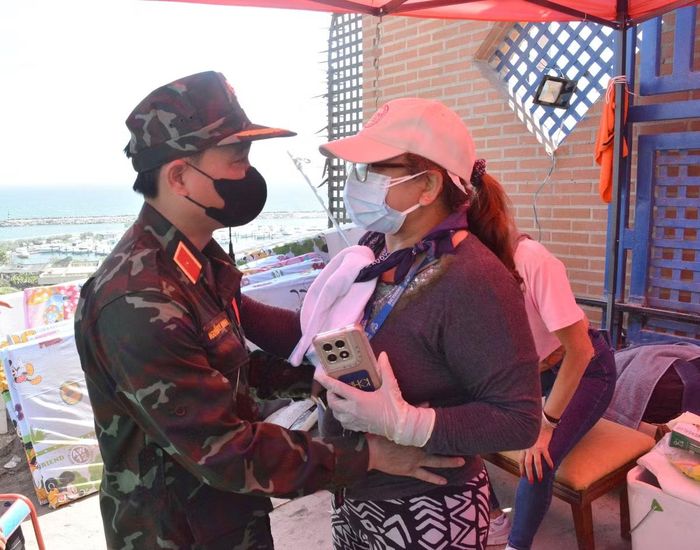 Một người mẹ Venezuela cảm ơn bộ đội Việt Nam đã giúp tìm kiếm và đưa thi thể con gái ra khỏi đống đổ nát. Ảnh: Hoàng Vũ.