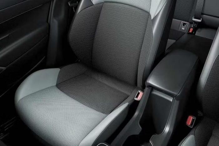 Toyota Corolla Cross Z Adventure không thay đổi động cỡ, vẫn là khối động cơ xăng 1.8 lít hoặc động cơ hybrid 1.8 lít, trong khi Corolla Sport vẫn giữ nguyên động cơ xăng 2.0 lít, đây là lựa chọn duy nhất được cung cấp tại Nhật Bản.