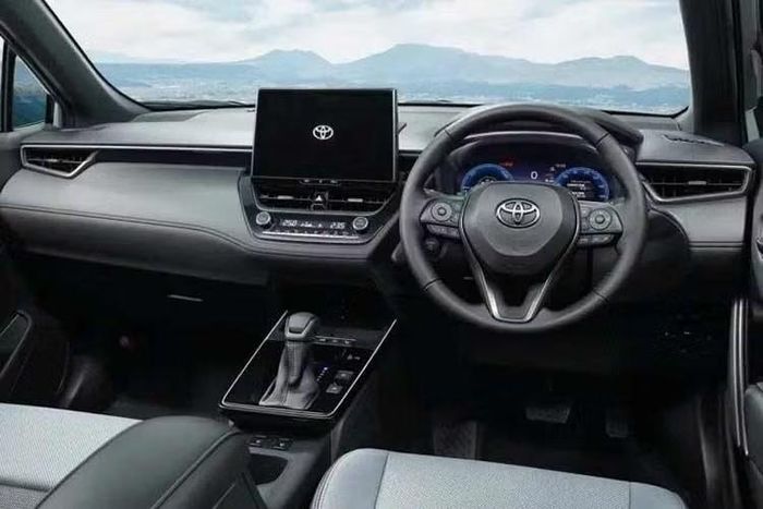 Bên trong khoang lái, Corolla Cross Z Adventure được bổ sung các chi tiết trang trí màu bạc kim loại trên bảng táp-lô và vô-lăng. Vô-lăng cũng được tích hợp thêm chức năng sưởi, kích hoạt bằng nút bấm mới đặt gần cụm điều khiển trung tâm.