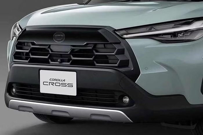 Ngoài ra, Toyota bổ sung huy hiệu kỷ niệm 60 năm ở trên chắn bùn trước trước của Corolla Cross Z Adventure để tăng tính nhận diện.Xe sử dụng bộ mâm hợp kim 17 inch với thiết kế mới, hoàn thiện bởi màu xám mờ.