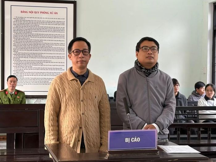 Hai bị cáo tại phiên xét xử.
