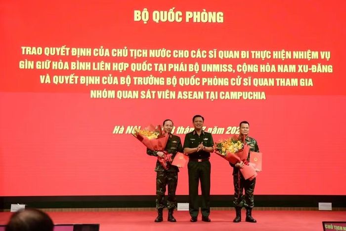 Thượng tướng Nguyễn Trường Thắng trao Quyết định cho sĩ quan tham gia nhóm quan sát viên ASEAN tại Campuchia.