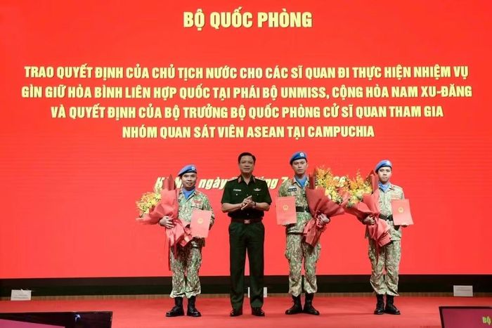 Thượng tướng Nguyễn Trường Thắng trao Quyết định của Chủ tịch nước cho các sĩ quan đi thực hiện nhiệm vụ gìn giữ hòa bình Liên hợp quốc tại Phái bộ UNMISS.