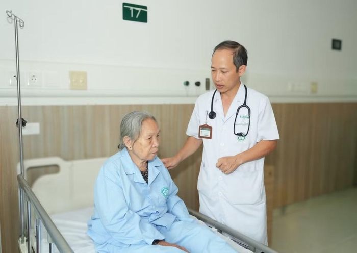 Bác sĩ thăm khám hỏi người bệnh - Ảnh BVCC
