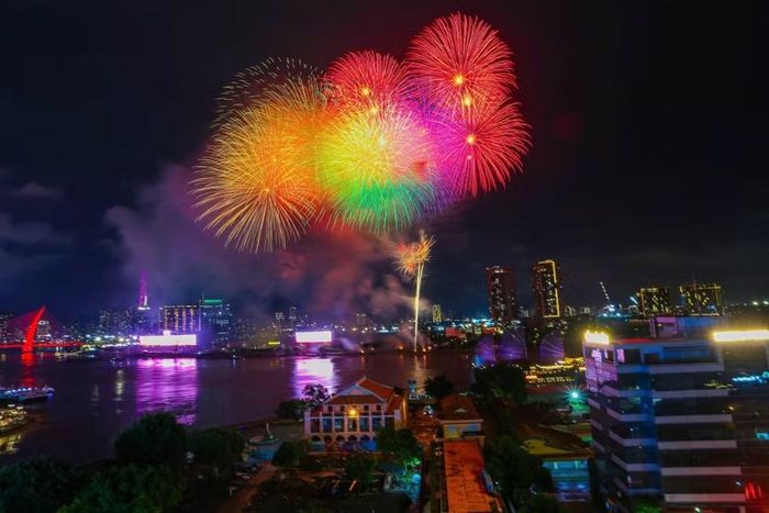 Màn pháo hoa rực rỡ tại khu vực đầu hầm vượt sông Sài Gòn (phường An Khánh). Ảnh: ULAW.