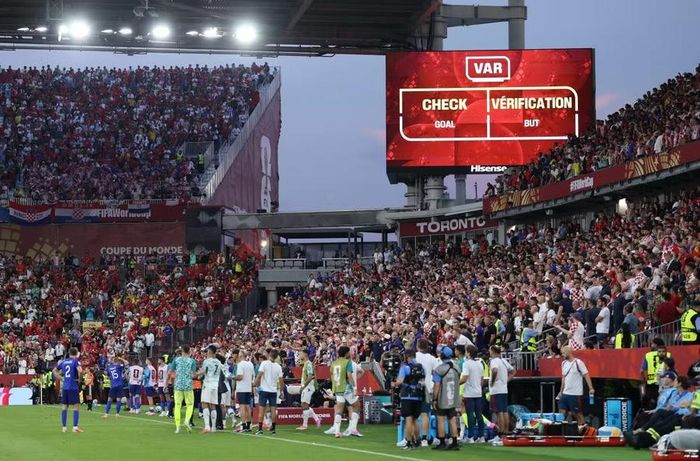 Các cầu thủ Croatia chết lặng sau khi VAR từ chối bàn gỡ trong những phút bù giờ trước Bồ Đào Nha. Ảnh: Getty