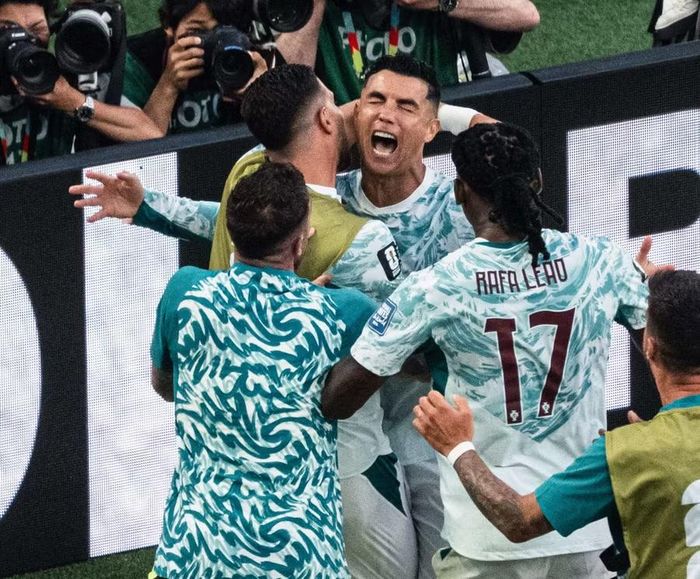 Tiền đạo Cristiano Ronaldo ghi bàn từ chấm phạt đền, bàn thắng đầu tiên của anh tại một trận knock-out World Cup. Ảnh: Getty