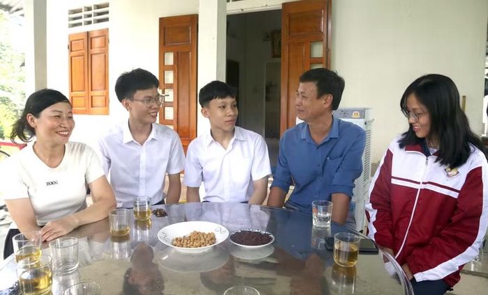 Ông Nguyễn Thanh Bình (thứ 2, bên phải), Phó Hiệu trưởng phụ trách Trường THPT Hải Lăng chúc mừng những kết quả học sinh đạt được.