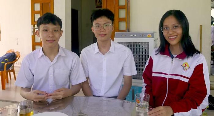 Khải, Vũ và Khánh Linh đều là những học sinh chăm ngoan, nỗ lực trong học tập.