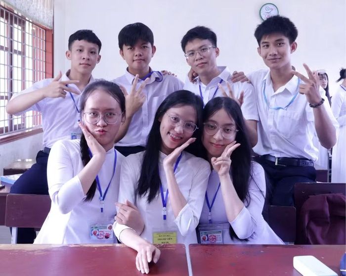 Nhóm bạn thân lớp 12A1 luôn đồng hành, giúp nhau trong học tập.