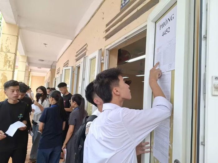Thí sinh xem thông tin phòng thi trong ngày làm thủ tục dự thi. Ảnh: Nguyễn Nhung
