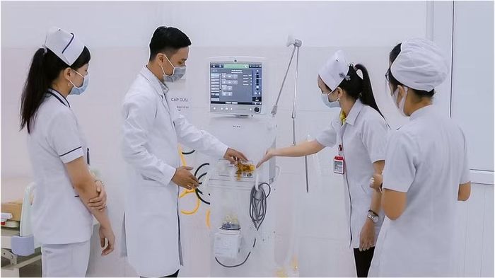 Sinh viên ngành Y - Dược thực hành với trang thiết bị hiện đại.