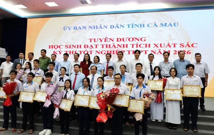 Học sinh có thành tích xuất sắc chụp ảnh cùng Ban Chỉ đạo Kỳ thi tốt nghiệp THPT 2026 tỉnh Cà Mau.